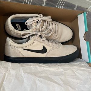 Men’s Nike SB chron 2 (cream and black)